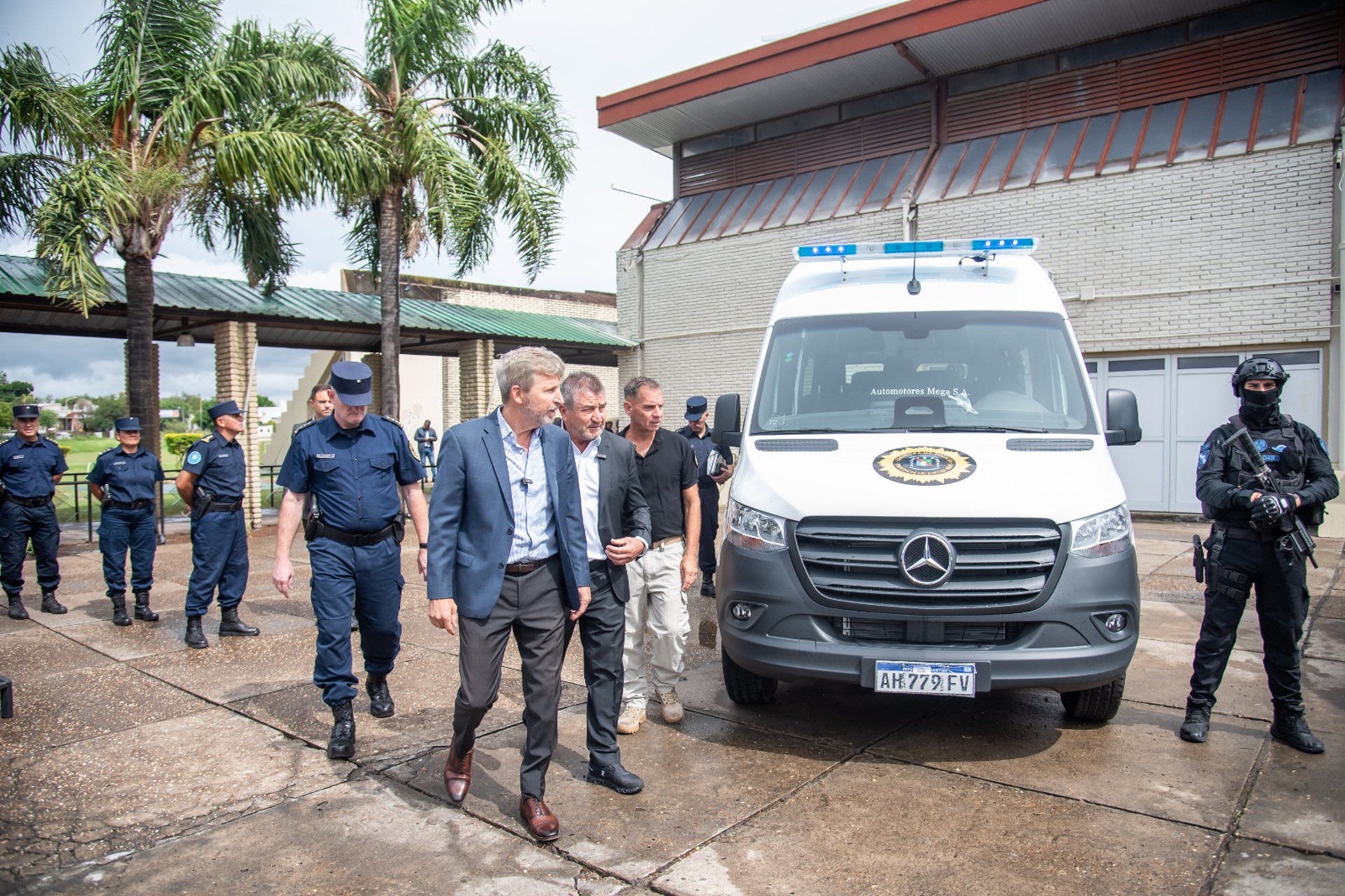 Frigerio entregó móviles y equipamiento a la Policía para reforzar la seguridad con tecnología de punta